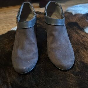 Aerosols gray suede shoes, size 10